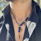 Collier de protection au style indien, les plumes bronze et lanière en cuir noir. Repositionnable, ajustable et élégant. Accessoire homme particulièrement raffiné et léger.