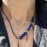 Collier de protection au style indien, les plumes bronze et lanière en cuir noir. Repositionnable, ajustable et élégant. Accessoire homme particulièrement raffiné et léger.