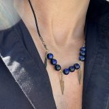 Collier de protection au style indien, les plumes bronze et lanière en cuir noir. Repositionnable, ajustable et élégant. Accessoire homme particulièrement raffiné et léger.