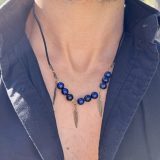 Collier de protection au style indien, les plumes bronze et lanière en cuir noir. Repositionnable, ajustable et élégant. Accessoire homme particulièrement raffiné et léger.