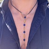 Collier Via avec l'oeil de tigre beu de lapis lazuli, oeil de tigre bleu foncé, les entretoises dorées et plume agentée