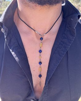 Collier Via avec l'oeil de tigre beu de lapis lazuli, oeil de tigre bleu foncé, les entretoises dorées et plume agentée