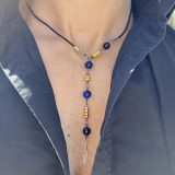 Collier Via avec l'oeil de tigre beu de lapis lazuli, oeil de tigre bleu foncé, les entretoises dorées et plume agentée