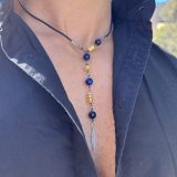 Collier Via avec l'oeil de tigre beu de lapis lazuli, oeil de tigre bleu foncé, les entretoises dorées et plume agentée