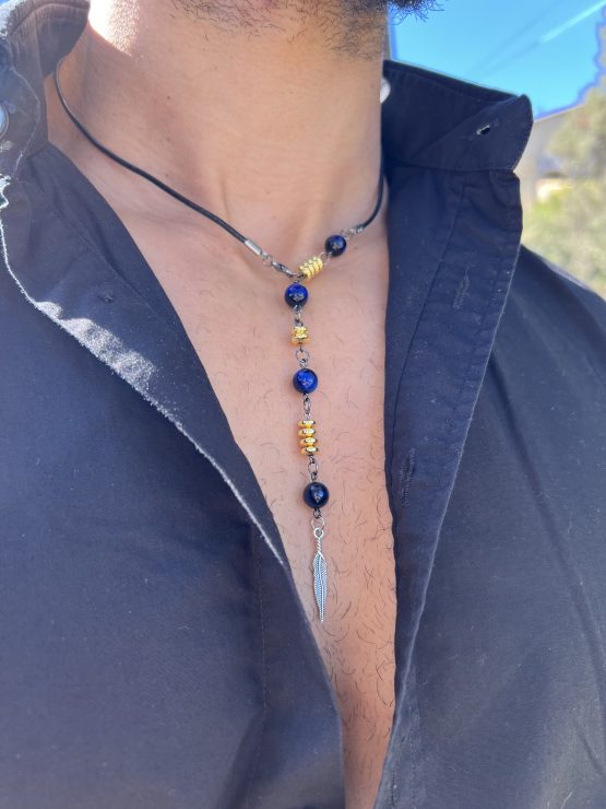 Collier Via avec l'oeil de tigre beu de lapis lazuli, oeil de tigre bleu foncé, les entretoises dorées et plume agentée