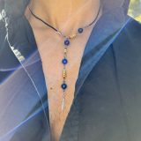Collier Via avec l'oeil de tigre beu de lapis lazuli, oeil de tigre bleu foncé, les entretoises dorées et plume agentée