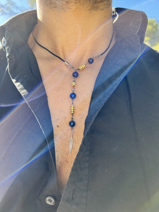 Collier Via avec l'oeil de tigre beu de lapis lazuli, oeil de tigre bleu foncé, les entretoises dorées et plume agentée