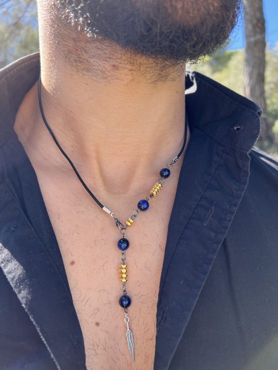 Collier Via avec l'oeil de tigre beu de lapis lazuli, oeil de tigre bleu foncé, les entretoises dorées et plume agentée