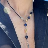 Collier Via avec l'oeil de tigre beu de lapis lazuli, oeil de tigre bleu foncé, les entretoises dorées et plume agentée