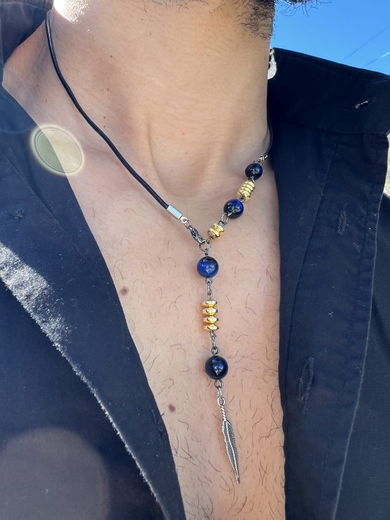 Collier Via avec l'oeil de tigre beu de lapis lazuli, oeil de tigre bleu foncé, les entretoises dorées et plume agentée