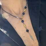 Collier Via avec l'oeil de tigre beu de lapis lazuli, oeil de tigre bleu foncé, les entretoises dorées et plume agentée