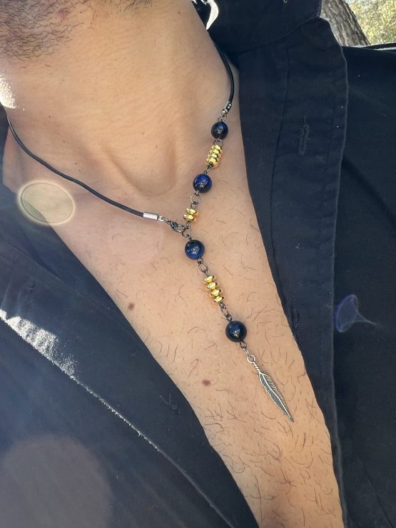 Collier Via avec l'oeil de tigre beu de lapis lazuli, oeil de tigre bleu foncé, les entretoises dorées et plume agentée