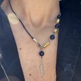Collier Via avec l'oeil de tigre beu de lapis lazuli, oeil de tigre bleu foncé, les entretoises dorées et plume agentée