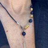 Collier Via avec l'oeil de tigre beu de lapis lazuli, oeil de tigre bleu foncé, les entretoises dorées et plume agentée