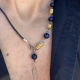 Collier Via avec l'oeil de tigre beu de lapis lazuli, oeil de tigre bleu foncé, les entretoises dorées et plume agentée
