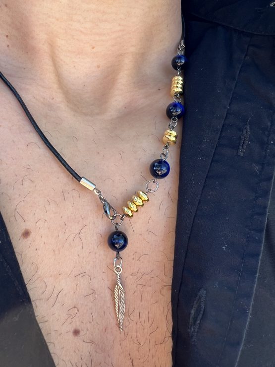 Collier Via avec l'oeil de tigre beu de lapis lazuli, oeil de tigre bleu foncé, les entretoises dorées et plume agentée