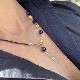 Collier Via avec l'oeil de tigre beu de lapis lazuli, oeil de tigre bleu foncé, les entretoises dorées et plume agentée