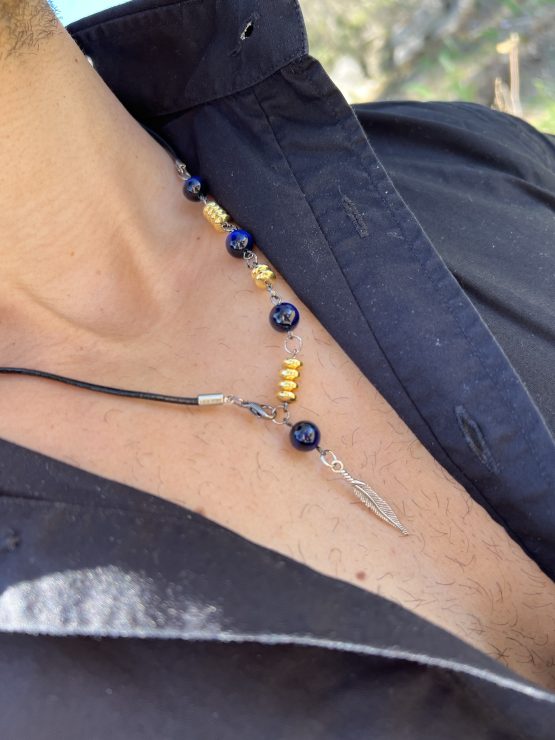 Collier Via avec l'oeil de tigre beu de lapis lazuli, oeil de tigre bleu foncé, les entretoises dorées et plume agentée