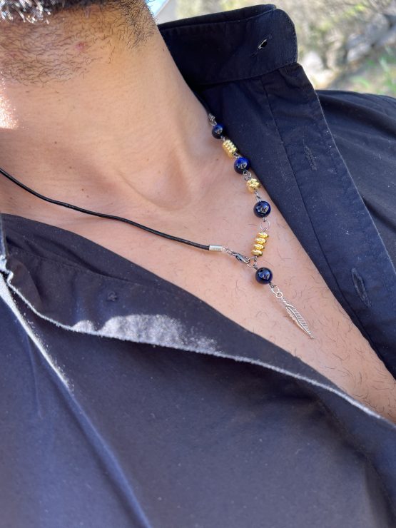 Collier Via avec l'oeil de tigre beu de lapis lazuli, oeil de tigre bleu foncé, les entretoises dorées et plume agentée