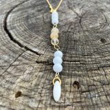 Collier lumineux blanc et doré unisexe, avec les pierres semi-précieuses, citrine, howlite, pierre de lava blanche, agate blanche suspendu sur une chaine en acier inoxydable dorée, avec les vertus lithothérapeutiques