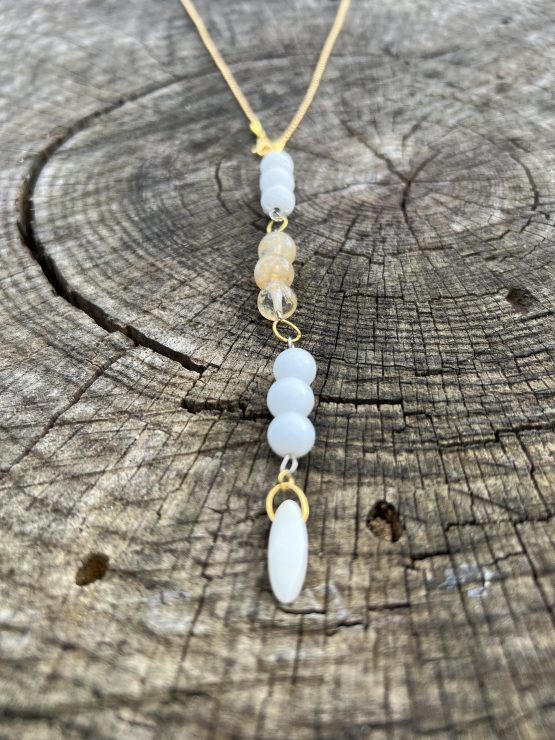 Collier lumineux blanc et doré unisexe, avec les pierres semi-précieuses, citrine, howlite, pierre de lava blanche, agate blanche suspendu sur une chaine en acier inoxydable dorée, avec les vertus lithothérapeutiques