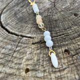 Collier lumineux blanc et doré unisexe, avec les pierres semi-précieuses, citrine, howlite, pierre de lava blanche, agate blanche suspendu sur une chaine en acier inoxydable dorée, avec les vertus lithothérapeutiques