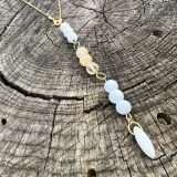 Collier lumineux blanc et doré unisexe, avec les pierres semi-précieuses, citrine, howlite, pierre de lava blanche, agate blanche suspendu sur une chaine en acier inoxydable dorée, avec les vertus lithothérapeutiques