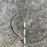 Collier lumineux blanc et doré unisexe, avec les pierres semi-précieuses, citrine, howlite, pierre de lava blanche, agate blanche suspendu sur une chaine en acier inoxydable dorée