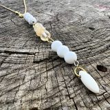Collier lumineux blanc et doré unisexe, avec les pierres semi-précieuses, citrine, howlite, pierre de lava blanche, agate blanche suspendu sur une chaine en acier inoxydable dorée