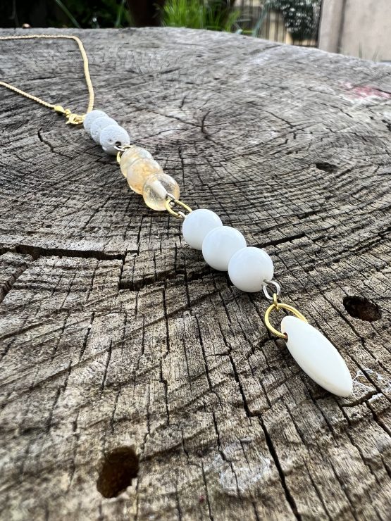 Collier lumineux blanc et doré unisexe, avec les pierres semi-précieuses, citrine, howlite, pierre de lava blanche, agate blanche suspendu sur une chaine en acier inoxydable dorée