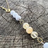 Collier lumineux blanc et doré unisexe, avec les pierres semi-précieuses, citrine, howlite, pierre de lava blanche, agate blanche suspendu sur une chaine en acier inoxydable dorée