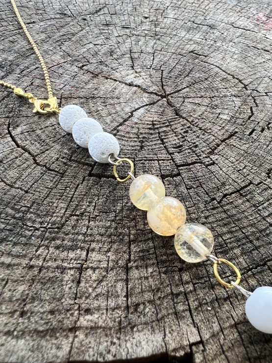 Collier lumineux blanc et doré unisexe, avec les pierres semi-précieuses, citrine, howlite, pierre de lava blanche, agate blanche suspendu sur une chaine en acier inoxydable dorée