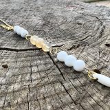 Collier lumineux blanc et doré unisexe, avec les pierres semi-précieuses, citrine, howlite, pierre de lava blanche, agate blanche suspendu sur une chaine en acier inoxydable dorée, avec les vertus lithothérapeutiques