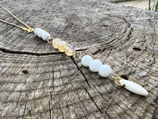 Collier lumineux blanc et doré unisexe, avec les pierres semi-précieuses, citrine, howlite, pierre de lava blanche, agate blanche suspendu sur une chaine en acier inoxydable dorée, avec les vertus lithothérapeutiques