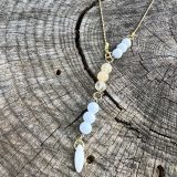 Collier lumineux blanc et doré unisexe, avec les pierres semi-précieuses, citrine, howlite, pierre de lava blanche, agate blanche suspendu sur une chaine en acier inoxydable dorée, avec les vertus lithothérapeutiques