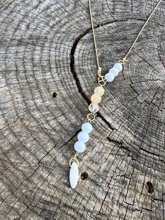 Collier lumineux blanc et doré unisexe, avec les pierres semi-précieuses, citrine, howlite, pierre de lava blanche, agate blanche suspendu sur une chaine en acier inoxydable dorée, avec les vertus lithothérapeutiques