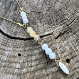 Collier lumineux blanc et doré unisexe, avec les pierres semi-précieuses, citrine, howlite, pierre de lava blanche, agate blanche suspendu sur une chaine en acier inoxydable dorée, avec les vertus lithothérapeutiques