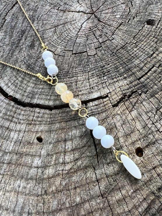 Collier lumineux blanc et doré unisexe, avec les pierres semi-précieuses, citrine, howlite, pierre de lava blanche, agate blanche suspendu sur une chaine en acier inoxydable dorée, avec les vertus lithothérapeutiques