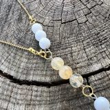 Collier lumineux blanc et doré unisexe, avec les pierres semi-précieuses, citrine, howlite, pierre de lava blanche, agate blanche suspendu sur une chaine en acier inoxydable dorée, avec les vertus lithothérapeutiques