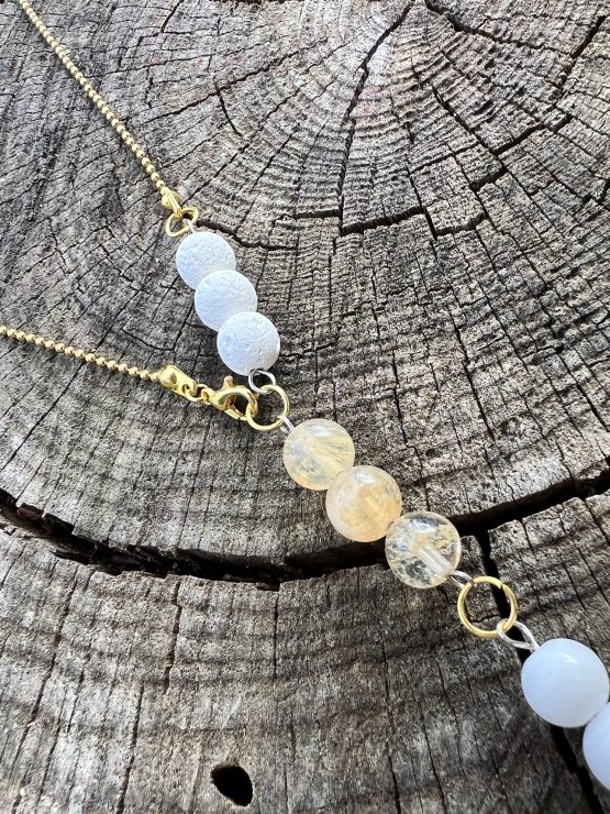 Collier lumineux blanc et doré unisexe, avec les pierres semi-précieuses, citrine, howlite, pierre de lava blanche, agate blanche suspendu sur une chaine en acier inoxydable dorée, avec les vertus lithothérapeutiques