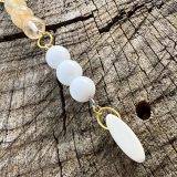 Collier lumineux blanc et doré unisexe, avec les pierres semi-précieuses, citrine, howlite, pierre de lava blanche, agate blanche suspendu sur une chaine en acier inoxydable dorée, avec les vertus lithothérapeutiques