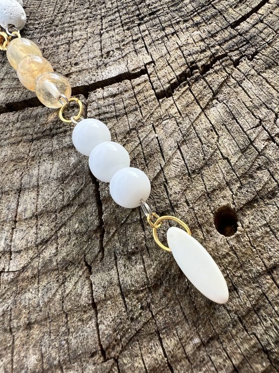 Collier lumineux blanc et doré unisexe, avec les pierres semi-précieuses, citrine, howlite, pierre de lava blanche, agate blanche suspendu sur une chaine en acier inoxydable dorée, avec les vertus lithothérapeutiques