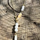 Collier lumineux blanc et doré unisexe, avec les pierres semi-précieuses, citrine, howlite, pierre de lava blanche, agate blanche suspendu sur une chaine en acier inoxydable dorée, avec les vertus lithothérapeutiques