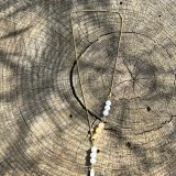Collier lumineux blanc et doré unisexe, avec les pierres semi-précieuses, citrine, howlite, pierre de lava blanche, agate blanche suspendu sur une chaine en acier inoxydable dorée, avec les vertus lithothérapeutiques