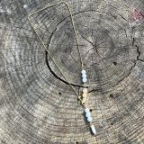 Collier lumineux blanc et doré unisexe, avec les pierres semi-précieuses, citrine, howlite, pierre de lava blanche, agate blanche suspendu sur une chaine en acier inoxydable dorée, avec les vertus lithothérapeutiques