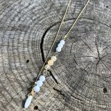 Collier lumineux blanc et doré unisexe, avec les pierres semi-précieuses, citrine, howlite, pierre de lava blanche, agate blanche suspendu sur une chaine en acier inoxydable dorée, avec les vertus lithothérapeutiques