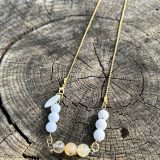 Collier lumineux blanc et doré unisexe, avec les pierres semi-précieuses, citrine, howlite, pierre de lava blanche, agate blanche suspendu sur une chaine en acier inoxydable dorée, avec les vertus lithothérapeutiques
