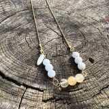 Collier lumineux blanc et doré unisexe, avec les pierres semi-précieuses, citrine, howlite, pierre de lava blanche, agate blanche suspendu sur une chaine en acier inoxydable dorée, avec les vertus lithothérapeutiques