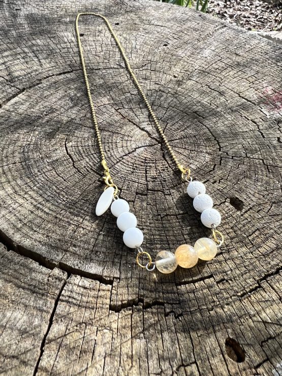 Collier lumineux blanc et doré unisexe, avec les pierres semi-précieuses, citrine, howlite, pierre de lava blanche, agate blanche suspendu sur une chaine en acier inoxydable dorée, avec les vertus lithothérapeutiques