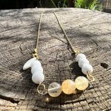 Collier lumineux blanc et doré unisexe, avec les pierres semi-précieuses, citrine, howlite, pierre de lava blanche, agate blanche suspendu sur une chaine en acier inoxydable dorée, avec les vertus lithothérapeutiques
